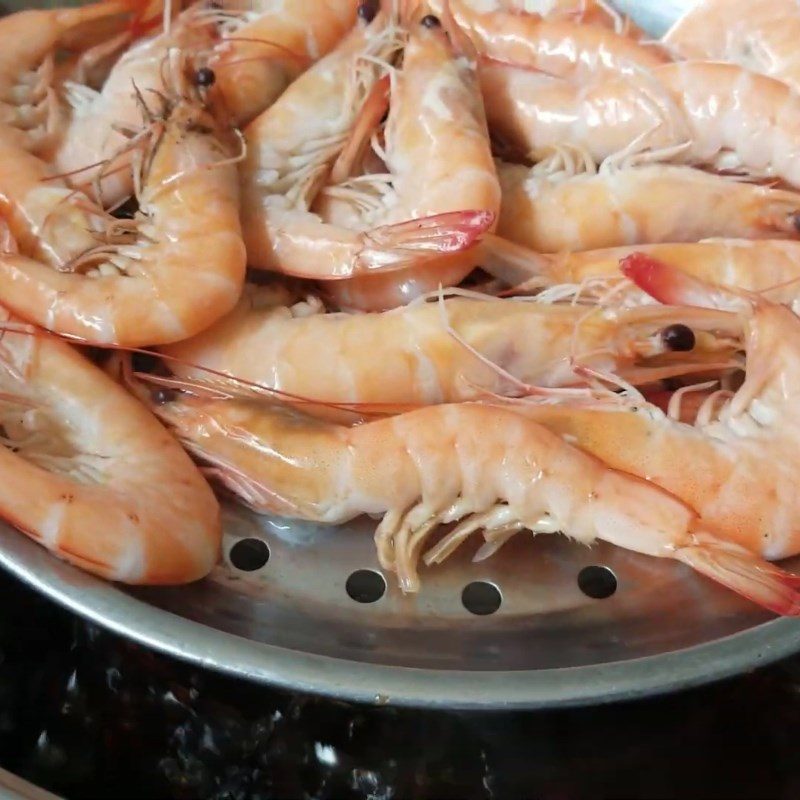 Step 2 Steam shrimp Shrimp steamed with coca