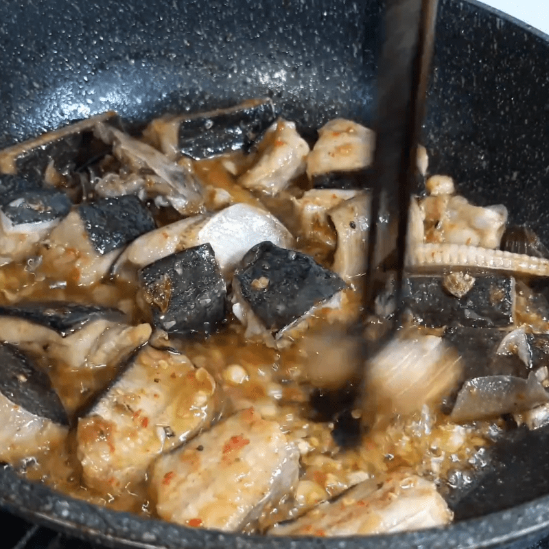 Step 4 Sauté meat and stir-fry fish Stingray stew with bananas and tofu