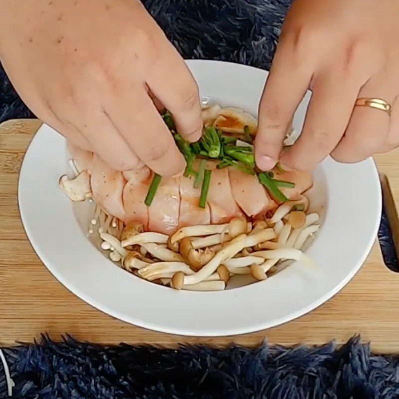 Step 4 Steaming the chicken breast Soy sauce steamed chicken breast