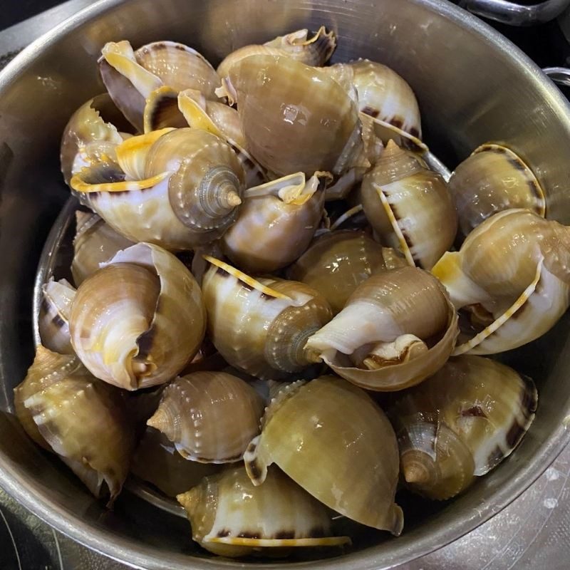 Step 3 Steaming and Cutting Garlic Snails Grilled Garlic Snails with Fish Sauce (recipe shared by a user)