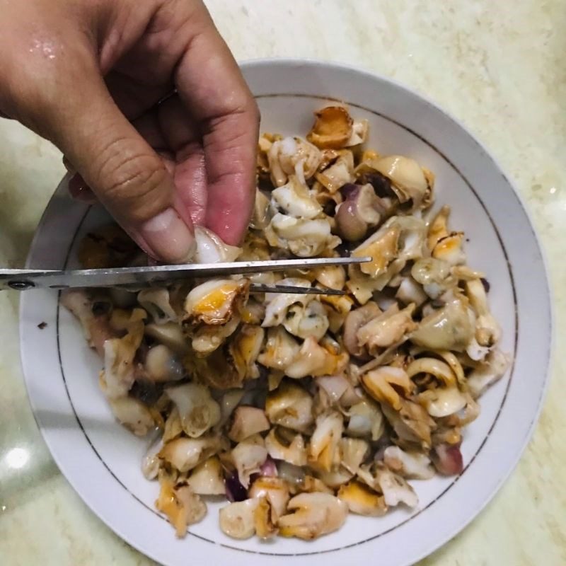 Step 3 Steaming and Cutting Garlic Snails Grilled Garlic Snails with Fish Sauce (recipe shared by a user)