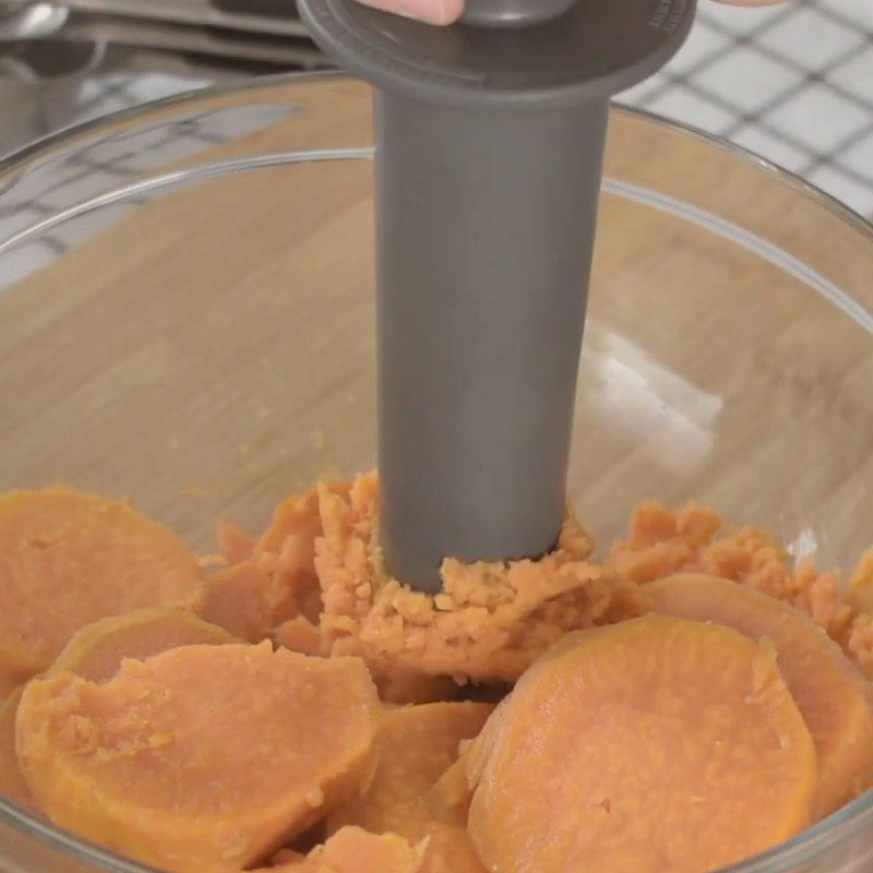 Step 1 Steam and mash the sweet potato Sweet Potato Oatmeal Cake using an air fryer