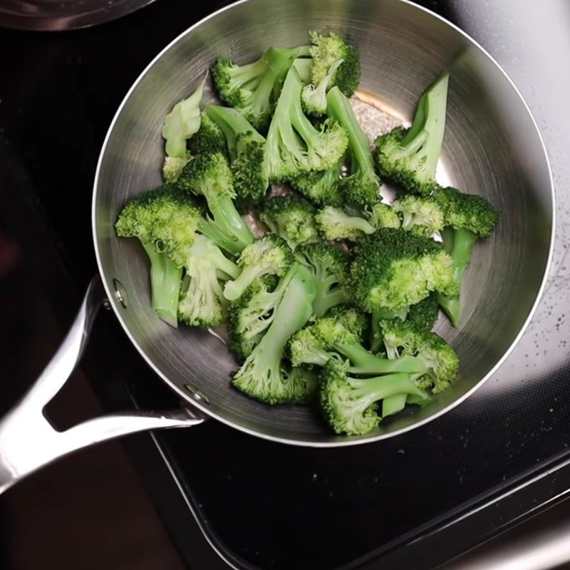 Step 5 Steaming and stir-frying broccoli for honey mustard chicken breast