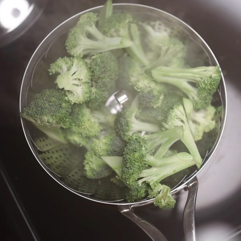 Step 5 Steaming and stir-frying broccoli for honey mustard chicken breast