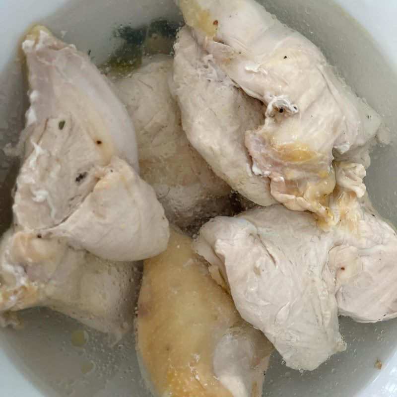 Step 2 Steam and shred chicken breast Dried chicken with lime leaves (Recipe shared by users)