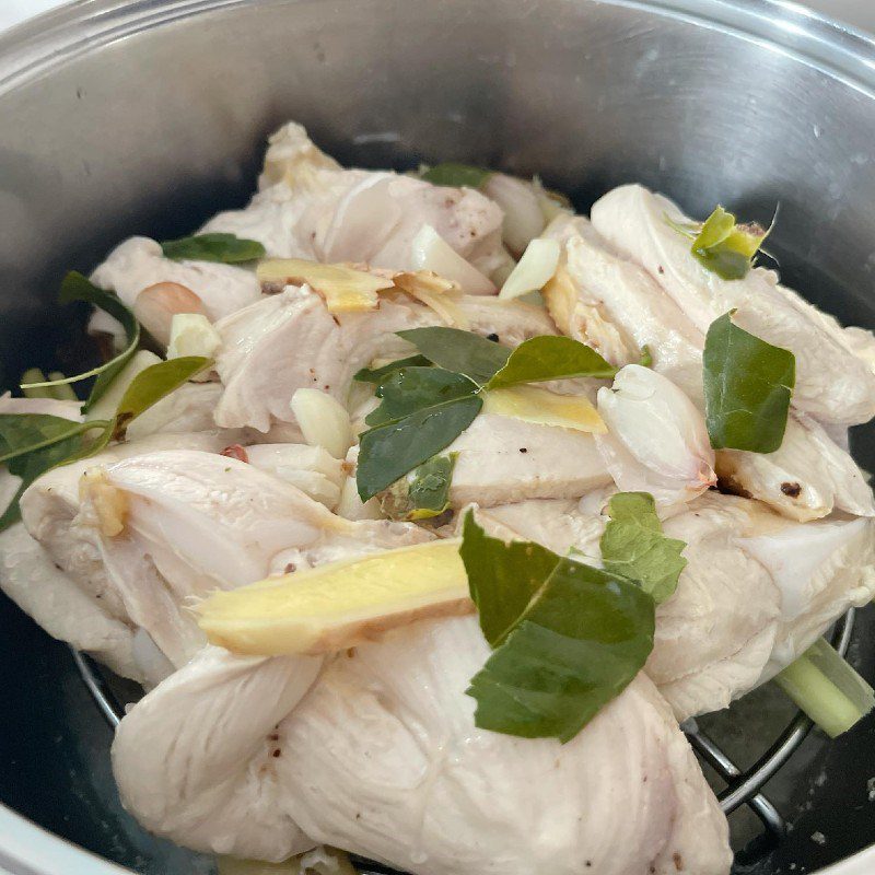 Step 2 Steam and shred chicken breast Dried chicken with lime leaves (Recipe shared by users)