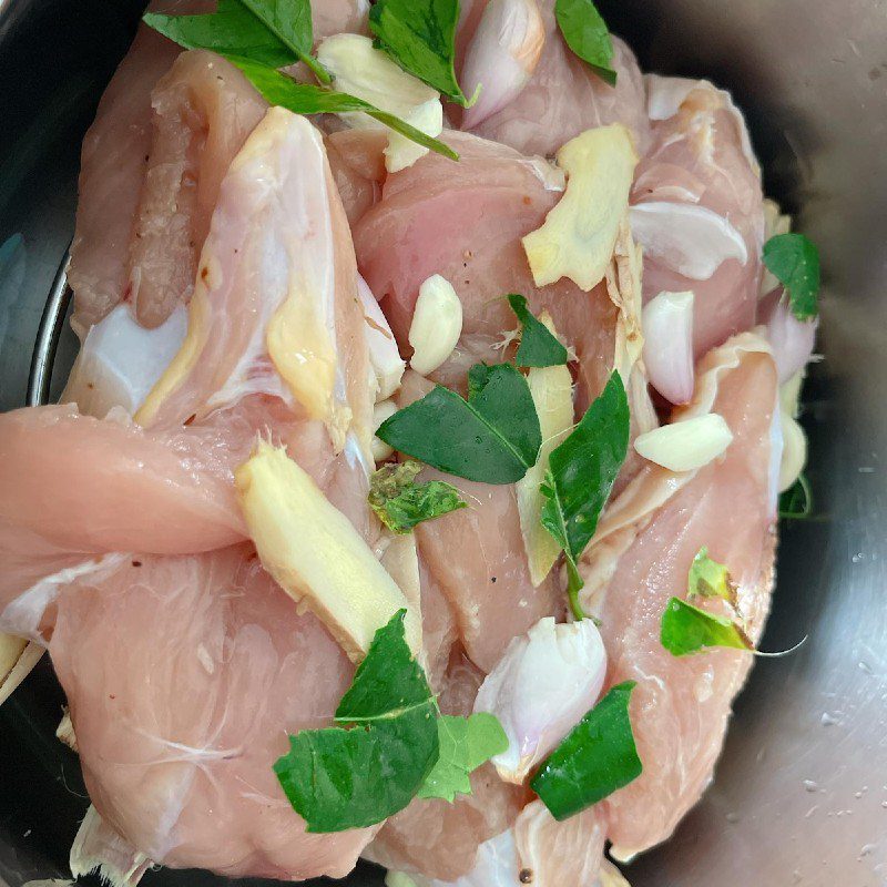 Step 2 Steam and shred chicken breast Dried chicken with lime leaves (Recipe shared by users)