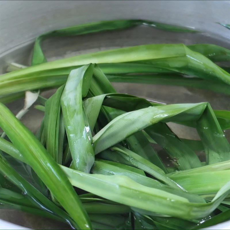 Step 2 Steam the sticky rice Sticky Rice with Black Glutinous Rice and Mung Bean Filling with Coconut Milk