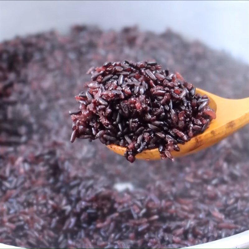 Step 2 Steam the sticky rice Sticky Rice with Black Glutinous Rice and Mung Bean Filling with Coconut Milk