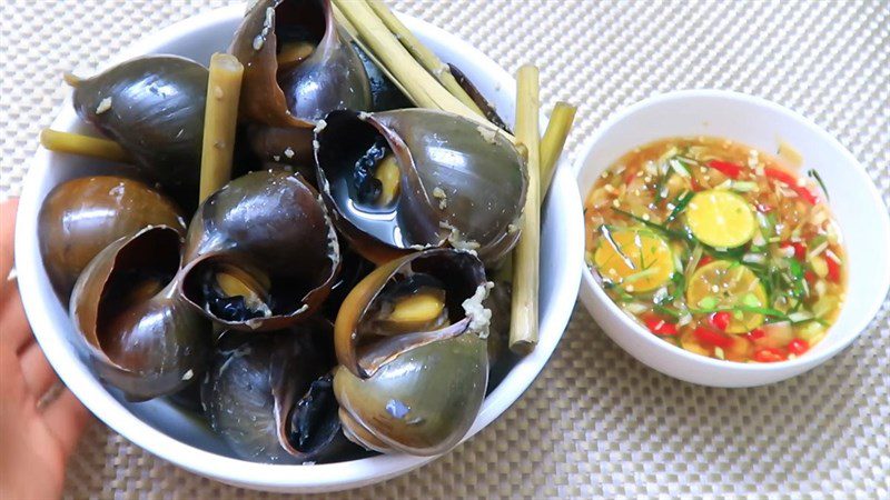 Steamed snails with sour sauce