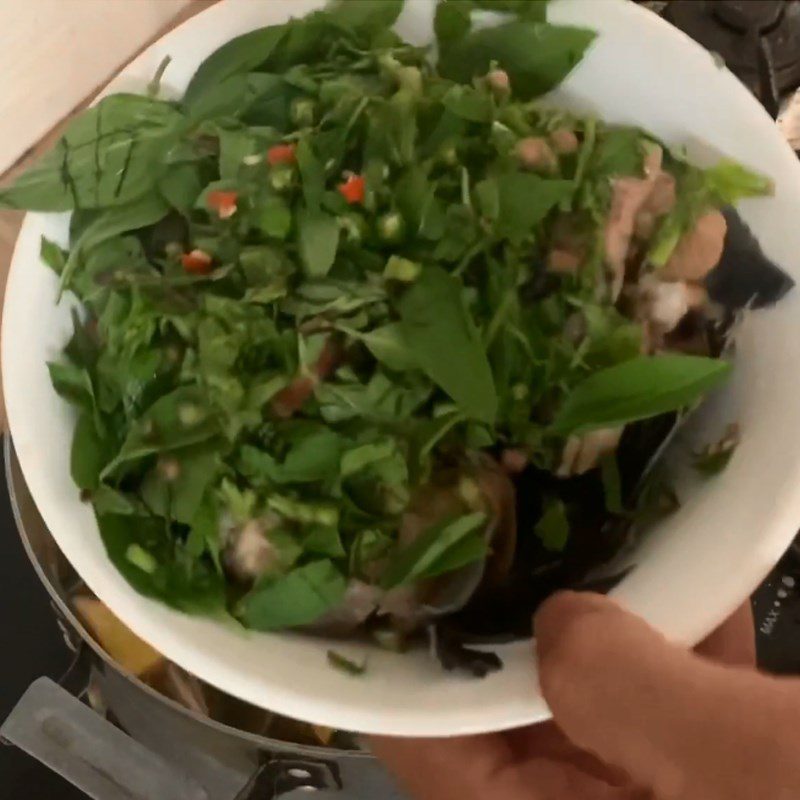 Step 5 Completion of sour soup with snakehead fish and water spinach