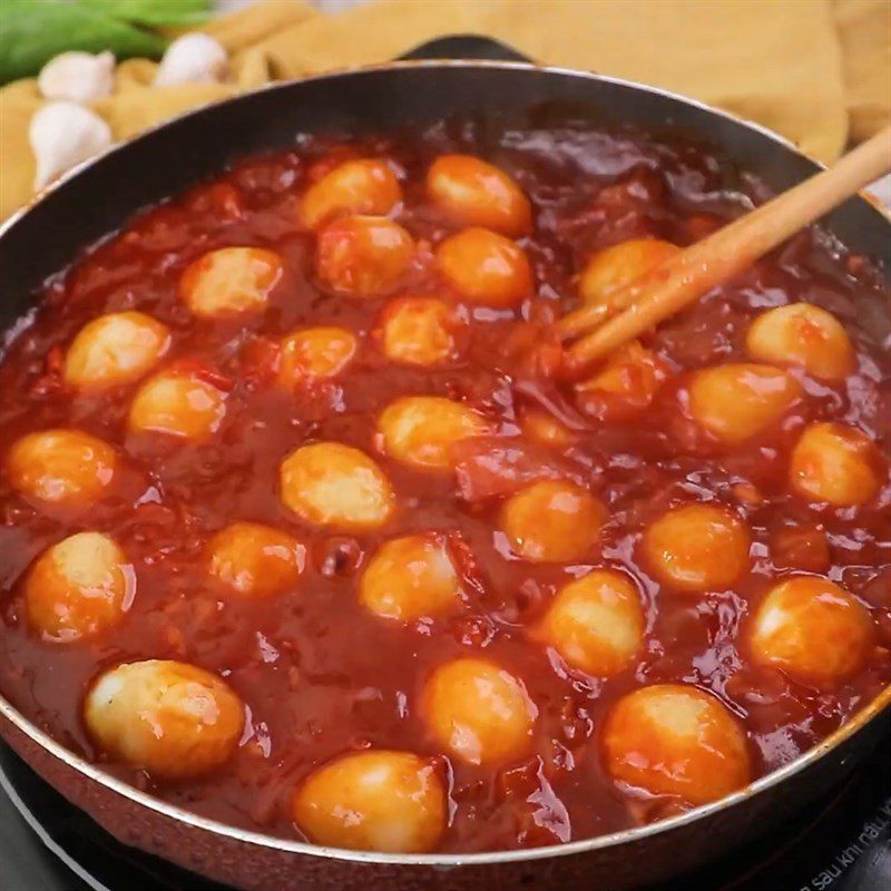 Step 5 Completion of quail eggs with tomato sauce