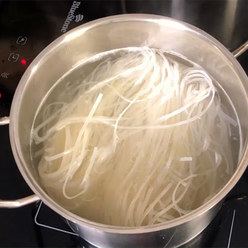 Step 6 Blanching noodles Vegetarian wonton noodle