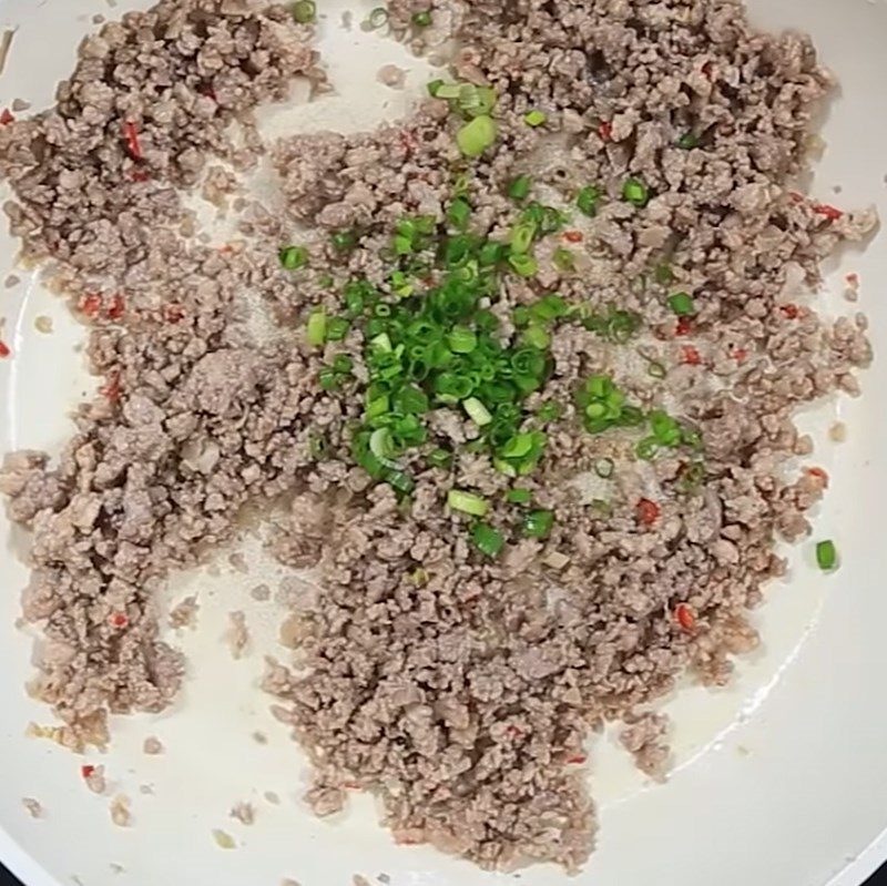 Step 3 Completion Minced meat fried with lemongrass and chili