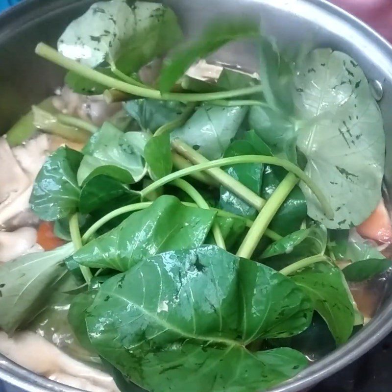 Step 3 Completion of sour soup with water lily flowers and mushrooms