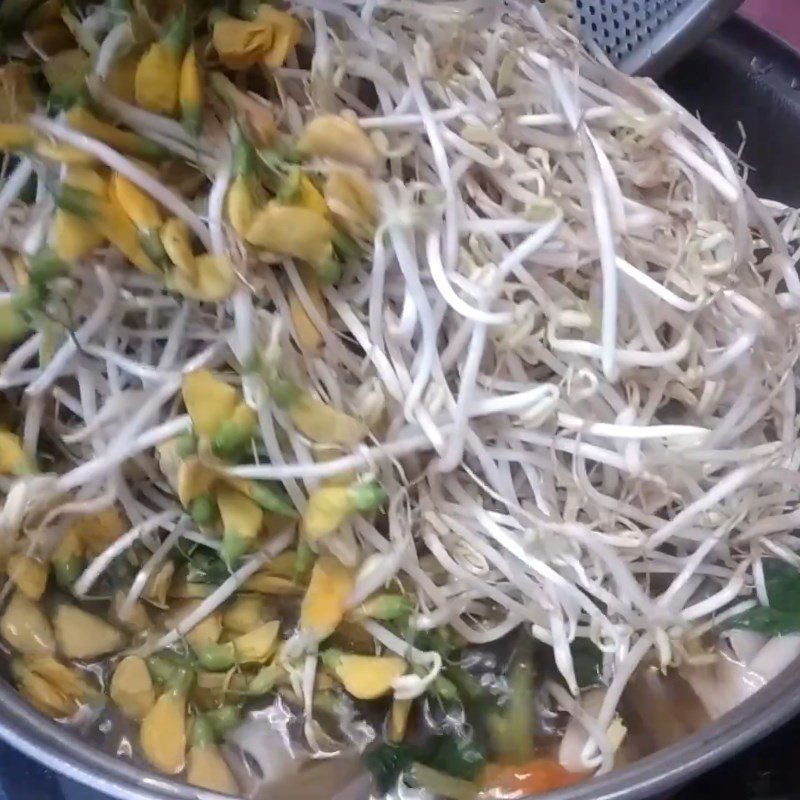 Step 3 Completion of sour soup with water lily flowers and mushrooms