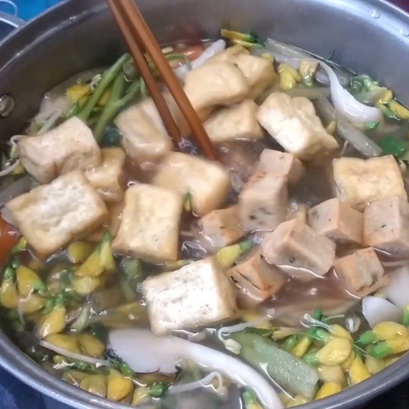 Step 3 Completion of sour soup with water lily flowers and mushrooms