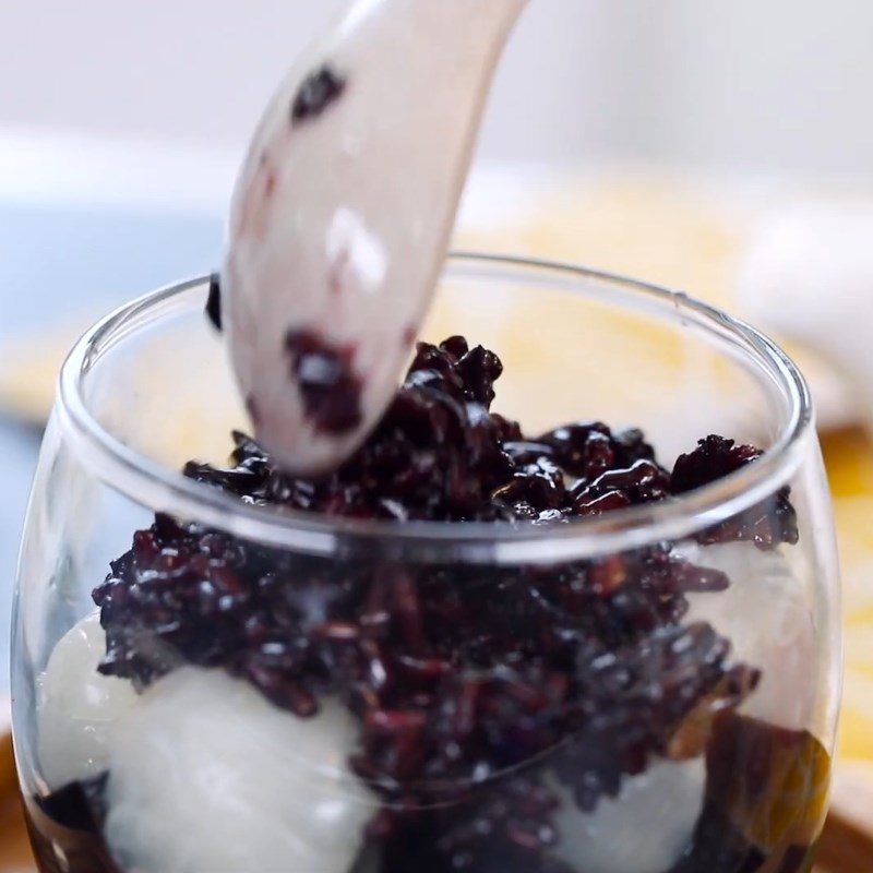 Step 4 Completion of purple sticky rice yogurt with tapioca pearls