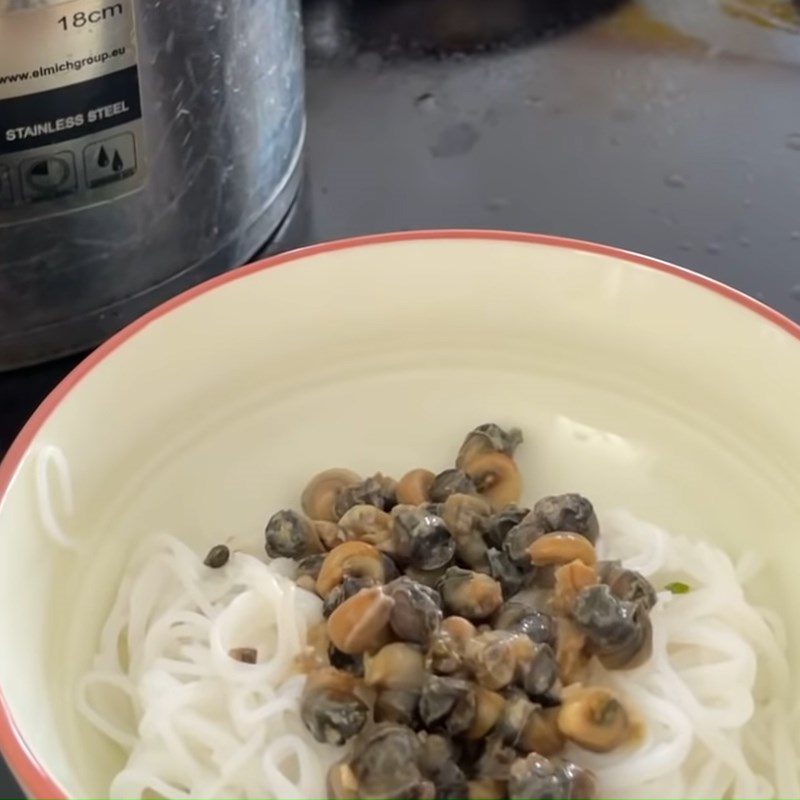 Step 5 Completion of Bitter Snail Noodle Soup with Pork Ribs