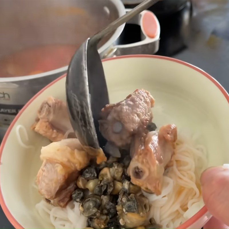 Step 5 Completion of Bitter Snail Noodle Soup with Pork Ribs