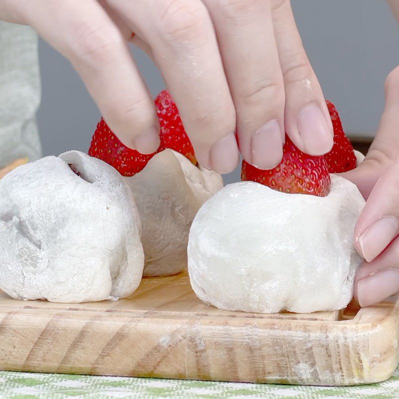 Step 6 Completion of Red Bean Strawberry Mochi