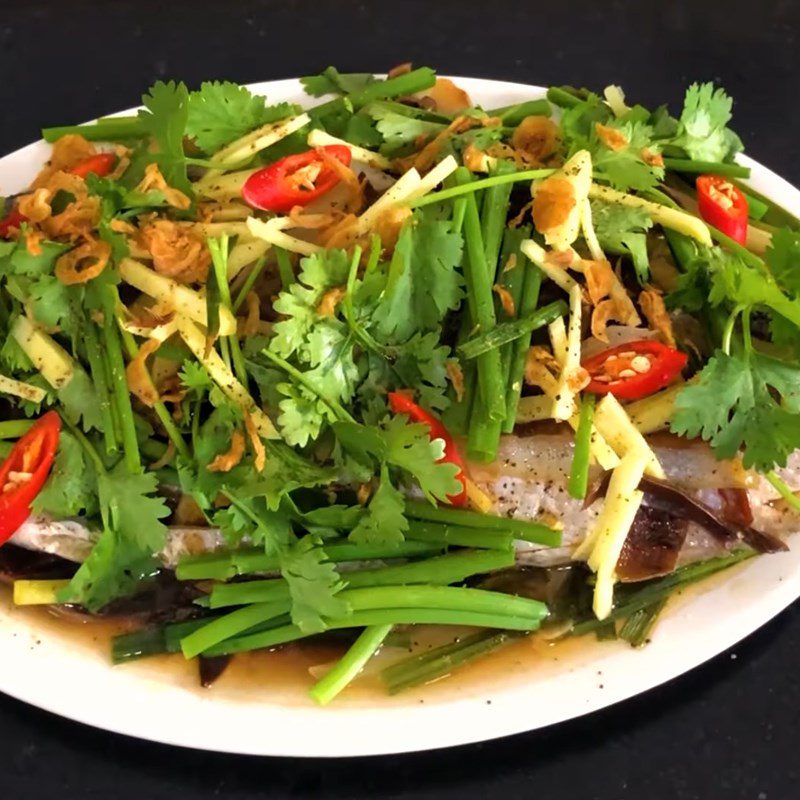 Step 5 Finished product Steamed cobia with ginger and scallions