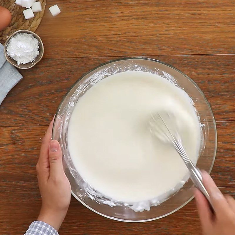 Step 4 Mix the flour with coconut milk and let the dough rest for Tai Yen cake