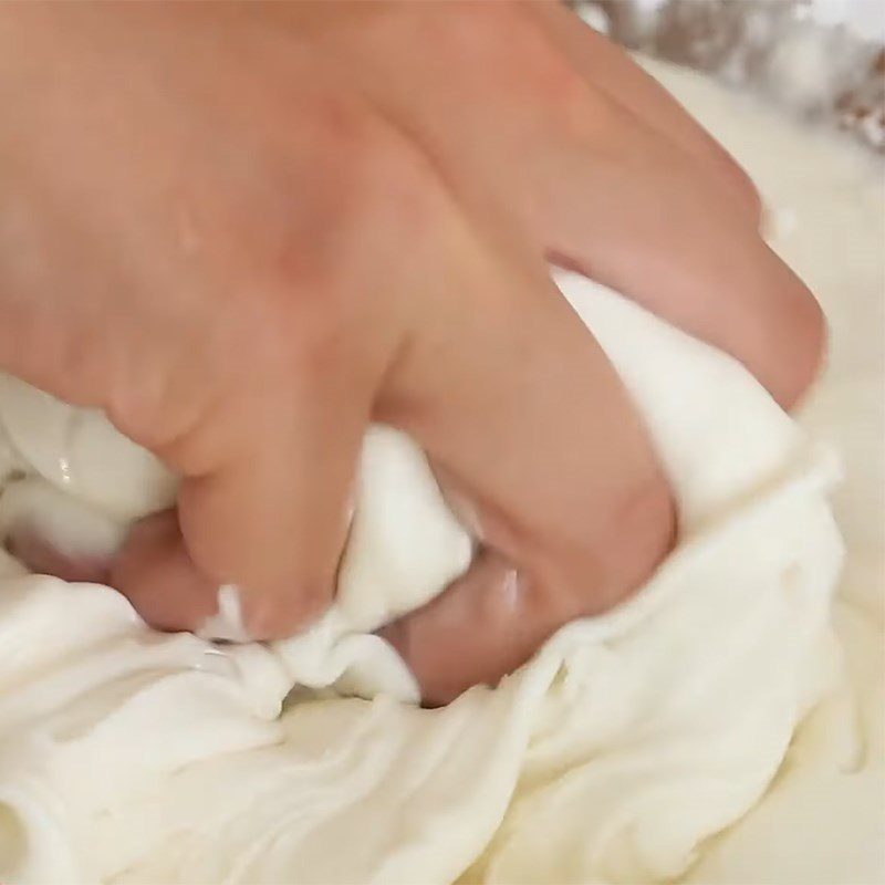 Step 4 Mix the flour with coconut milk and let the dough rest for Tai Yen cake