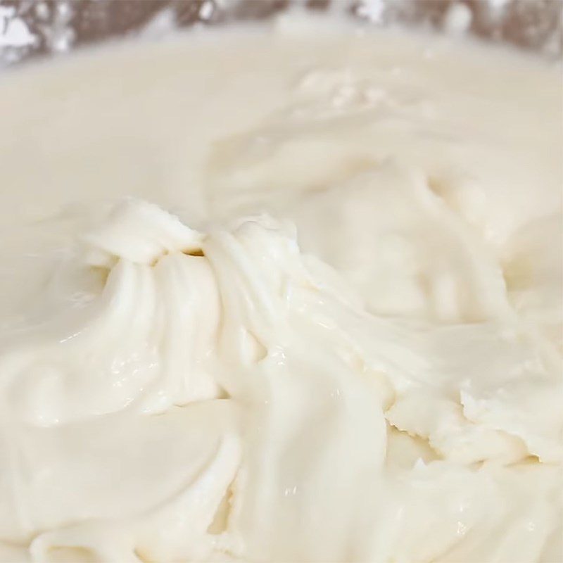 Step 4 Mix the flour with coconut milk and let the dough rest for Tai Yen cake