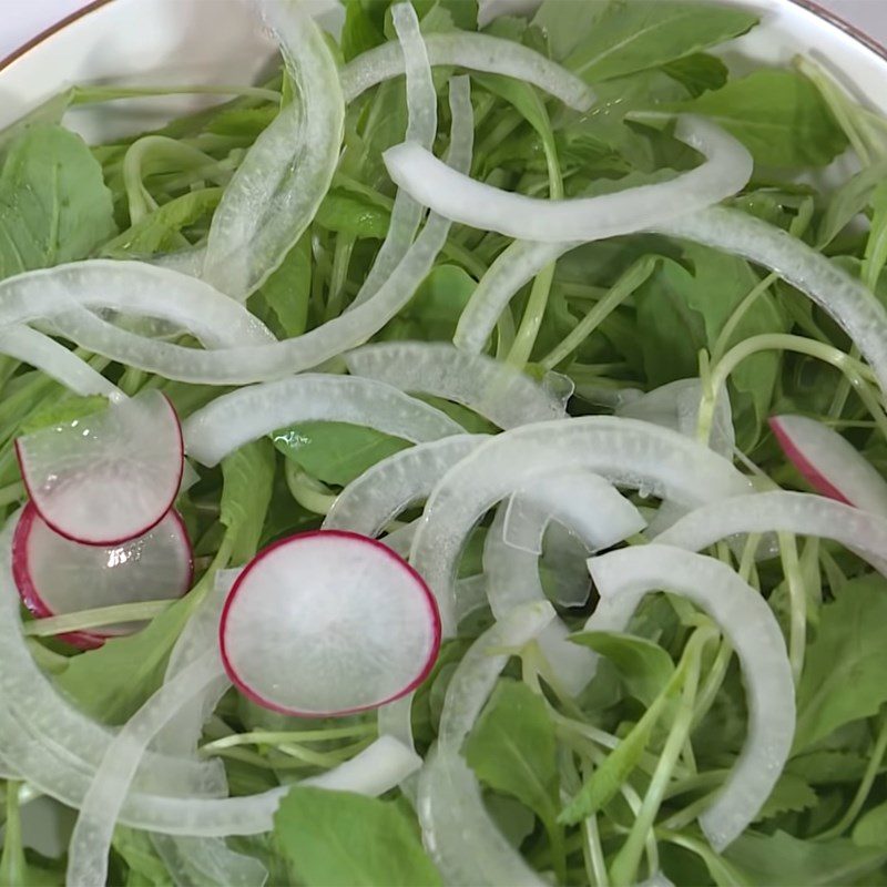 Step 5 Completion Oyster salad mixed with sprouts