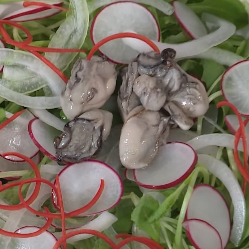 Step 5 Completion Oyster salad mixed with sprouts