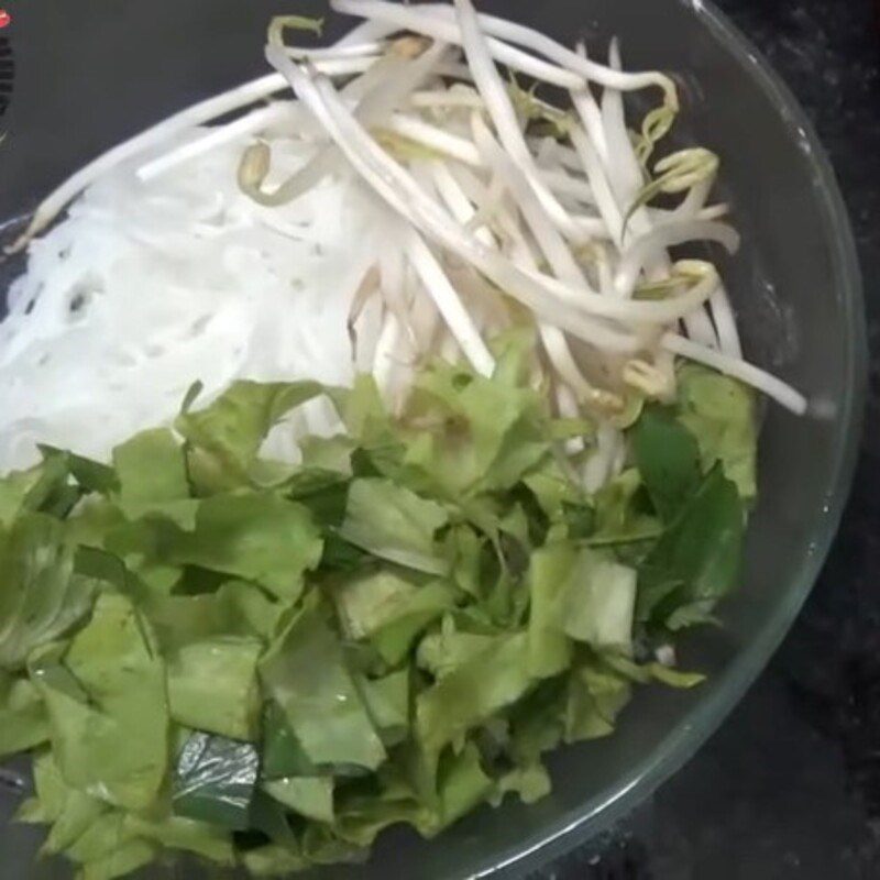 Step 4 Completion of vegetarian fish cake noodle soup from pre-made fish cake