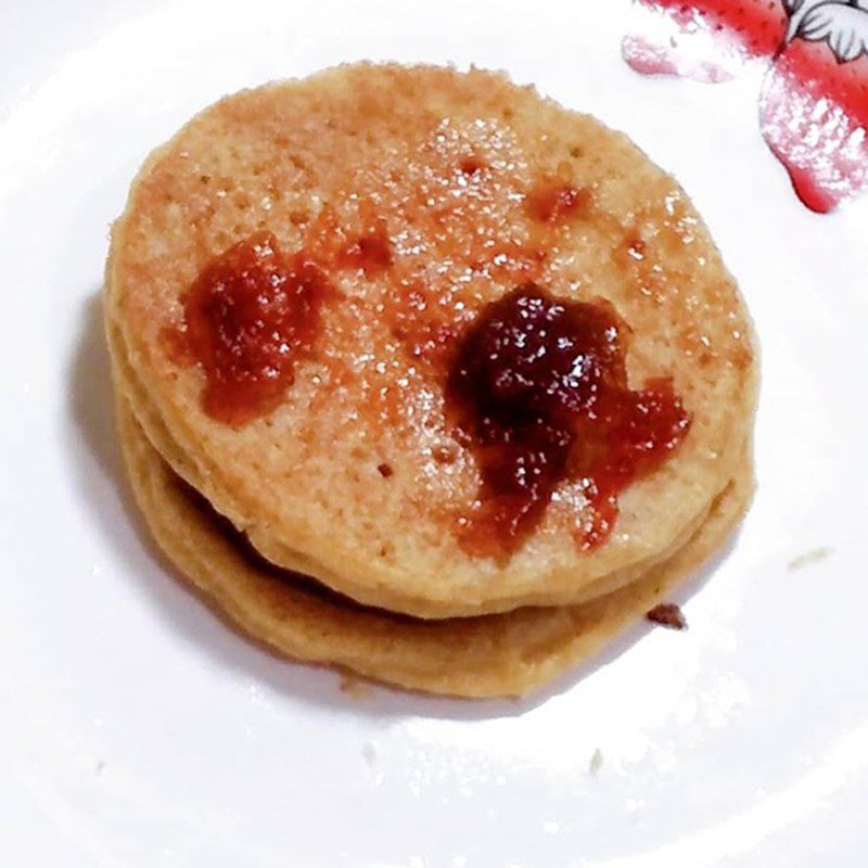 Step 3 Completing the strawberry yogurt pancake with a non-stick pan