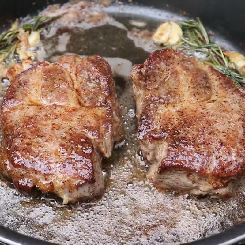 Step 3 Finishing the steak with garlic and rosemary