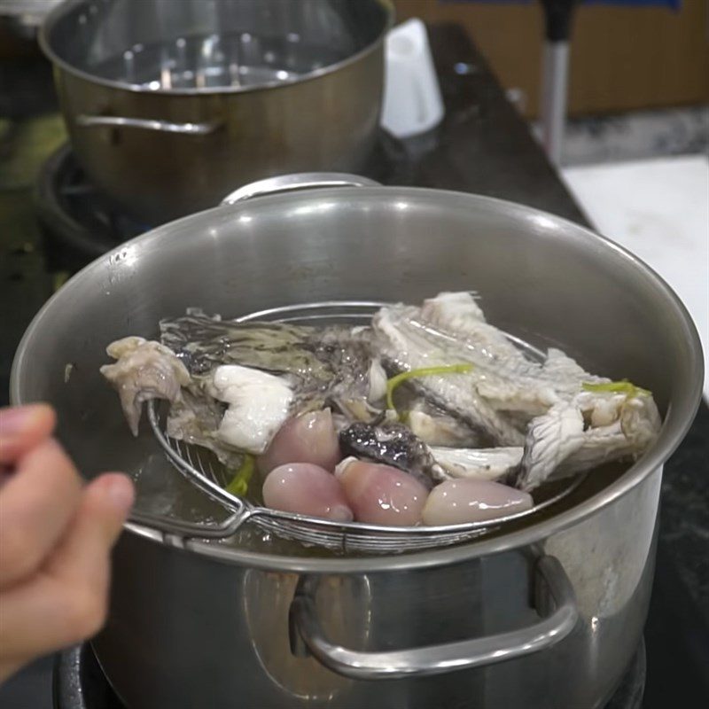 Step 5 Completing the broth for snakehead fish cake