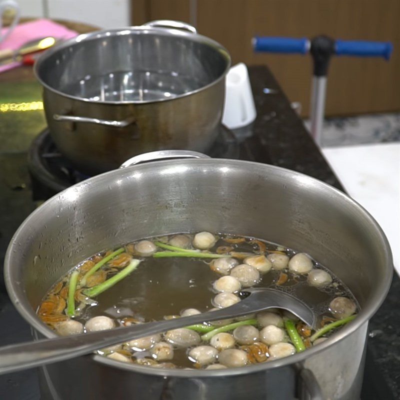 Step 5 Completing the broth for snakehead fish cake