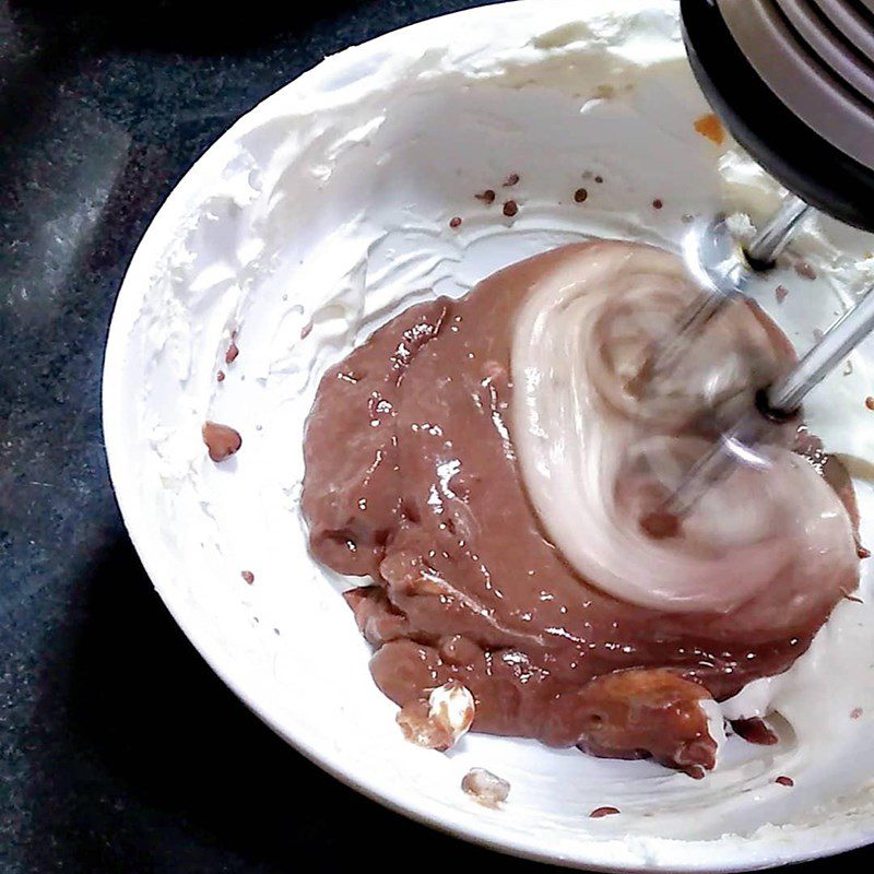 Step 2 Complete the egg cream part of the chocolate sponge cake