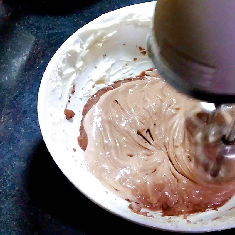 Step 2 Complete the egg cream part of the chocolate sponge cake