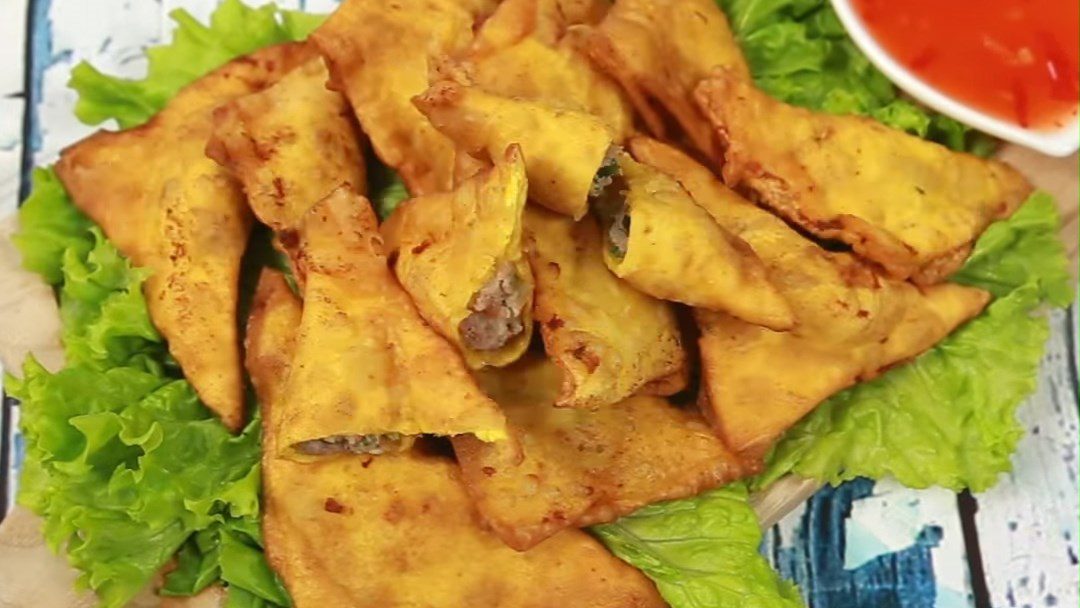 Fried wontons with meat filling