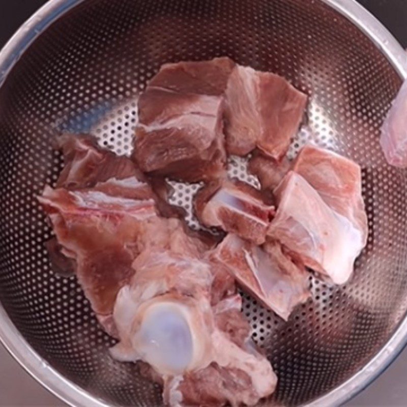 Step 2 Prepare the ingredients for dried shrimp dumplings