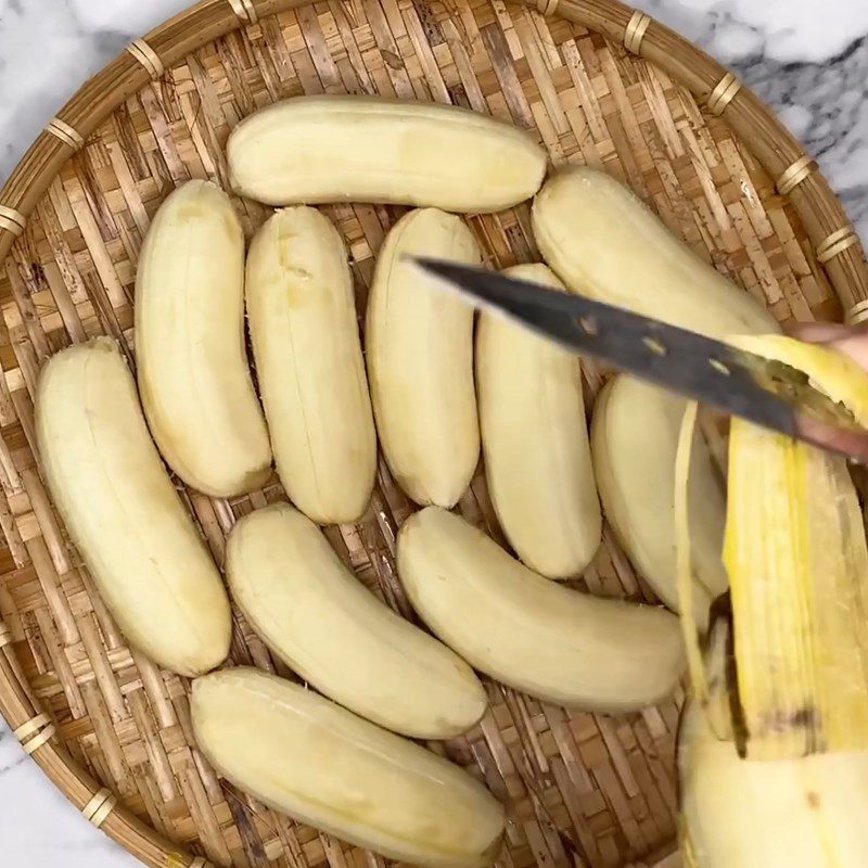 Step 1 Drying the bananas for fragrant banana roll candy