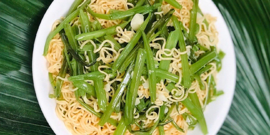 how to cook sauteed water spinach with noodles and shrimp simple fast at home 16681