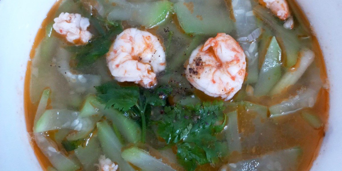 how to cook soup with bitter gourd and fresh shrimp for an aromatic delicious meal 13477