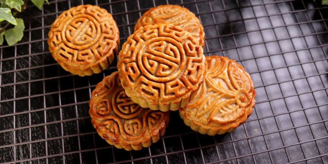 how to make baked mooncake with buckwheat flour for people to eat 04242