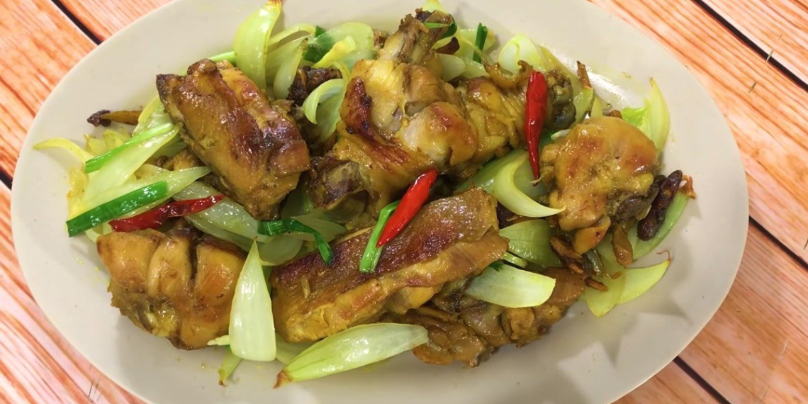 how to make delicious and attractive turmeric chicken stir fry for the family 08210