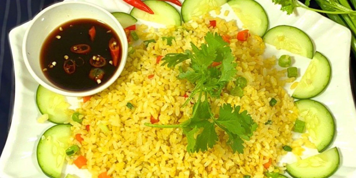 how to make delicious and simple fried rice with garlic 14864