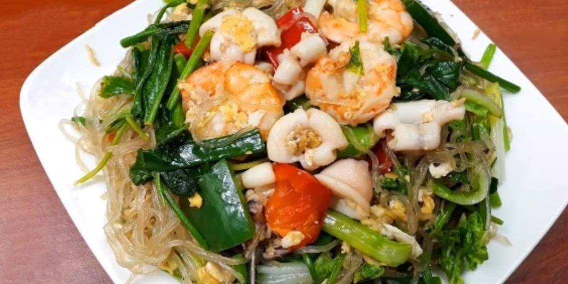 how to make delicious attractive seafood fried noodles at home 07706