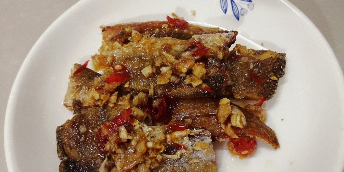 how to make dried fish with chili sweet and salty fragrant in a pan 10472