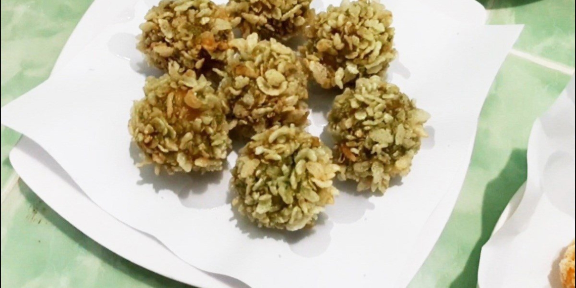 how to make fried quail eggs with crispy green rice snacks while watching soccer 11107