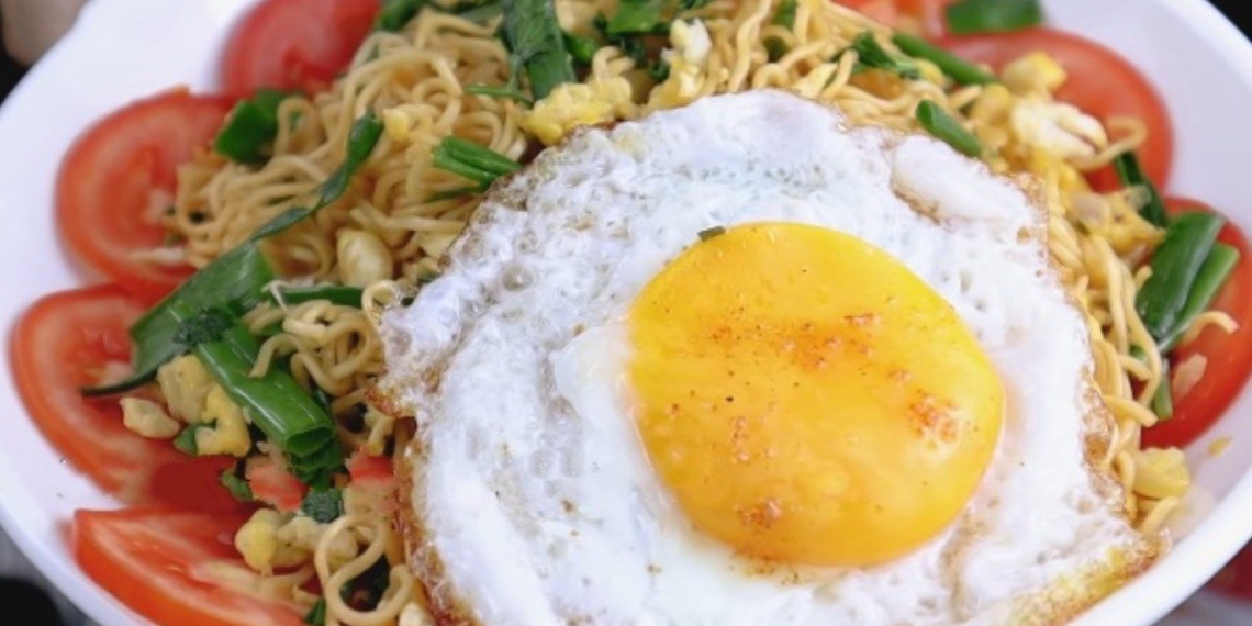 how to make quick delicious fried noodles with egg 01029